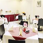 Elite An Der Universitaet Πανσιόν 2*
