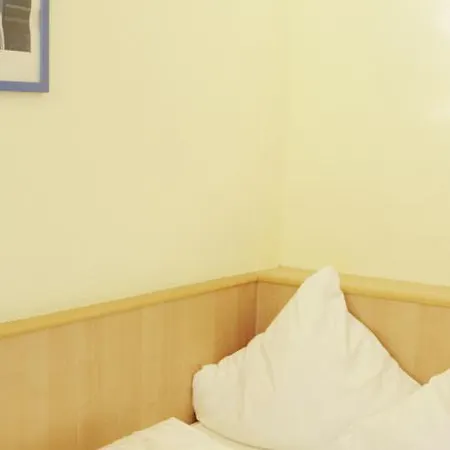 Elite An Der Universitaet Гостевой дом 2*