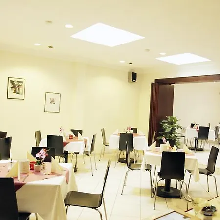 Elite An Der Universitaet Гостевой дом